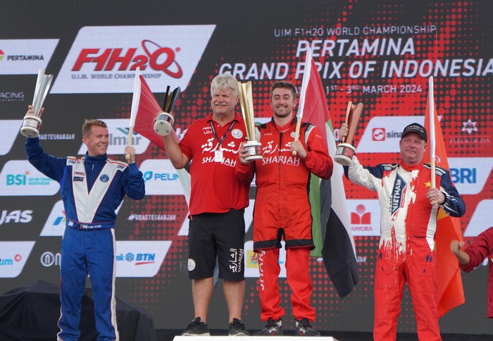 Rusty Wyatt, pembalap dari Team Sharjah, menjadi juara pertama di event Powerboat Grand Prix of Indonesia 2024 di Danau Toba, Kecamatan Balige, Kabupaten Toba. (Goklas Wisely/detikSumut).