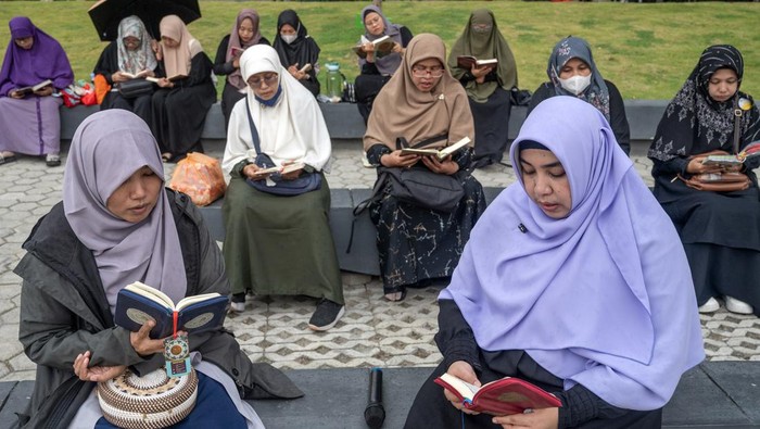 Sejumlah perempuan muslim bersama-sama membaca Alquran pada kegiatan Palu Bertilawah di Taman Nasional, Palu, Sulawesi Tengah, Minggu (3/3/2024). Palu Bertilawah yang diinisiasi Sekolah Alquran Palu itu diikuti ratusan umat muslim dari berbagai komunitas, digelar untuk menyambut bulan suci Ramadan 1445 Hijriyah. ANTARA FOTO/Basri Marzuki/Spt.