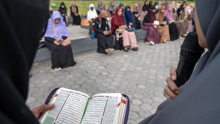 Sejumlah perempuan muslim bersama-sama membaca Alquran pada kegiatan Palu Bertilawah di Taman Nasional, Palu, Sulawesi Tengah, Minggu (3/3/2024). Palu Bertilawah yang diinisiasi Sekolah Alquran Palu itu diikuti ratusan umat muslim dari berbagai komunitas, digelar untuk menyambut bulan suci Ramadan 1445 Hijriyah. ANTARA FOTO/Basri Marzuki/Spt.