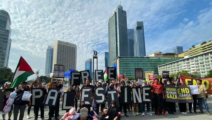 Sejumlah masyarakat gelar aksi bela palestina di CFD Jakarta