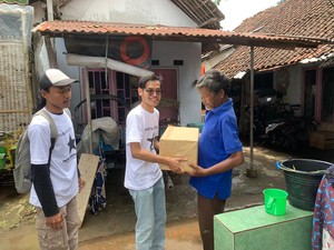 Aksi Sosial Pemuda Kabupaten Malang Bagikan Sembako ke Warga Pra Sejahtera