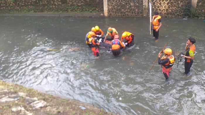 Seorang anak yang hanyut di Kali Mampang ditemukan meninggal dunia (dok istimewa)