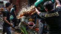 Tradisi tersebut merupakan simbol penyucian diri untuk menyambut datangnya bulan suci Ramadan.