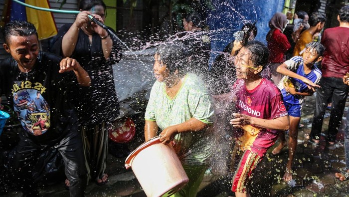 Serunya Sambut Ramadan dengan Tradisi Gebruyan Air Sejumlah warga saling siram dan melempar plastik berisi air saat mengikuti tradisi gebyuran air di Kampung Bustaman, Semarang, Jawa Tengah, Minggu (3/3/2024). Tradisi tersebut merupakan simbol penyucian diri untuk menyambut datangnya bulan suci Ramadhan dan air yang digunakan diambil dari sumur peninggalan Kyai Bustaman buatan tahun 1729. ANTARA FOTO/Makna Zaezar/Spt.