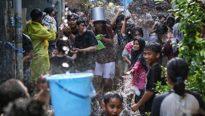 Serunya Sambut Ramadan dengan Tradisi Gebruyan Air Sejumlah warga saling siram dan melempar plastik berisi air saat mengikuti tradisi gebyuran air di Kampung Bustaman, Semarang, Jawa Tengah, Minggu (3/3/2024). Tradisi tersebut merupakan simbol penyucian diri untuk menyambut datangnya bulan suci Ramadhan dan air yang digunakan diambil dari sumur peninggalan Kyai Bustaman buatan tahun 1729. ANTARA FOTO/Makna Zaezar/Spt.