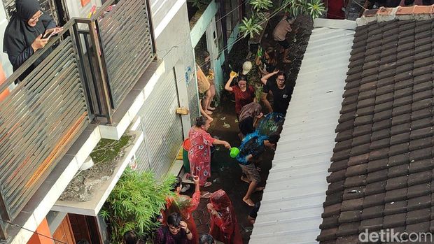 Suasana tradisi gebyuran di Kampung Bustaman, Semarang, Minggu (3/3/2024)