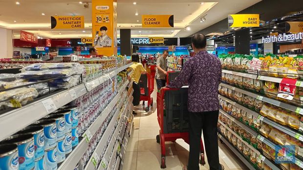 Suasana Transmart Full Day Sale di Transmart Yasmin Bogor, Jawa Barat, Minggu (3/3/2024). (CNBC Indonesia/Martya Rizky)