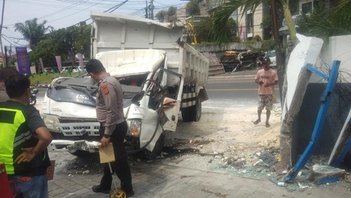 Kondisi truk yang menabrak driver ojol rusak berat, Minggu (3/3/2024).