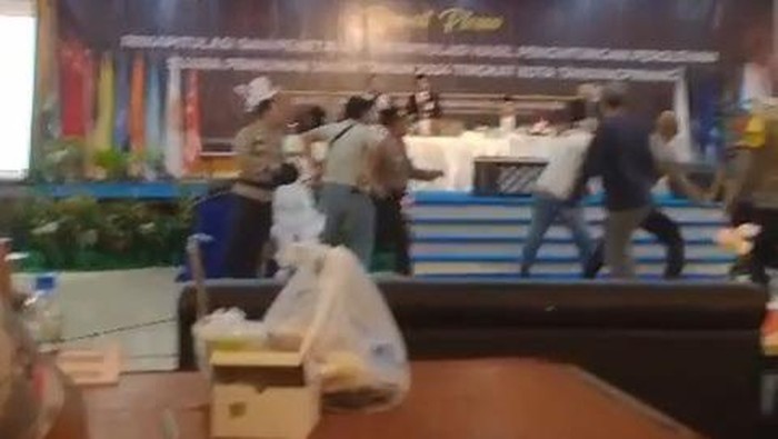 Tangkapan layar kericuhan saat rapat pleno rekapitulasi suara di Tanjungpinang, Kepri. (Istimewa)