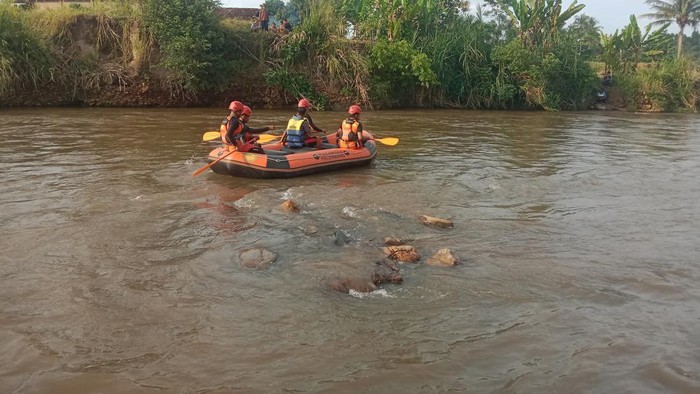 Tim SAR gabungan melakukan penyisiran mencari korban hanyut di Sungai Telemo Komering.