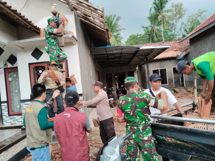 TNI-Polri perbaiki rumah warga terdampak puting beliung