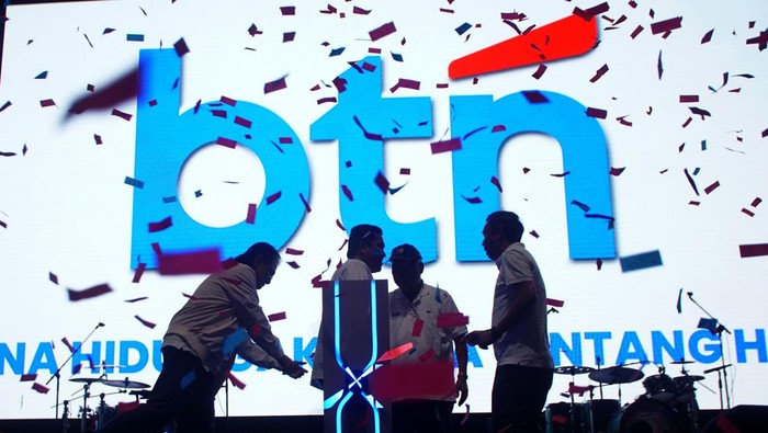 BTN resmi memperkenalkan logo barunya dalam acara 74th btn Anniversary Festival 2024 di Indonesia Arena, Gelora Bung Karno (GBK), Jakarta, Minggu (3/3/2024).

Logo baru BTN memiliki font atau bentuk tulisan yang menyimbolkan optimisme, dengan rancangan konstruksi yang berani dan dinamis untuk menggambarkan Bank BTN yang modern dan relevan dengan perkembangan zaman.