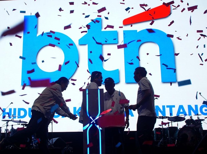 BTN resmi memperkenalkan logo barunya dalam acara 74th btn Anniversary Festival 2024 di Indonesia Arena, Gelora Bung Karno (GBK), Jakarta, Minggu (3/3/2024).

Logo baru BTN memiliki font atau bentuk tulisan yang menyimbolkan optimisme, dengan rancangan konstruksi yang berani dan dinamis untuk menggambarkan Bank BTN yang modern dan relevan dengan perkembangan zaman.