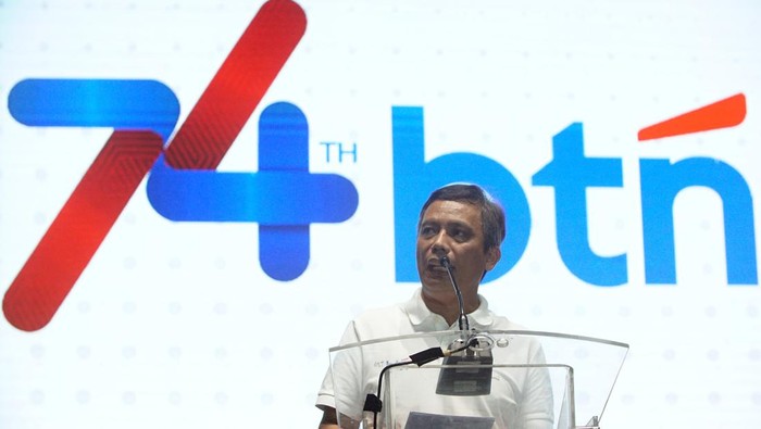 Transformasi BTN Kenalkan Logo Baru Fokus ke Layanan Digital BTN resmi memperkenalkan logo barunya dalam acara 74th btn Anniversary Festival 2024 di Indonesia Arena, Gelora Bung Karno (GBK), Jakarta, Minggu (3/3/2024).
Logo baru BTN memiliki font atau bentuk tulisan yang menyimbolkan optimisme, dengan rancangan konstruksi yang berani dan dinamis untuk menggambarkan Bank BTN yang modern dan relevan dengan perkembangan zaman.