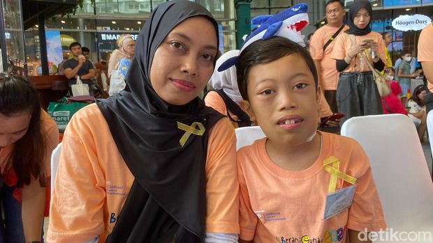 Alvian (kanan), pejuang kanker rahang asal Tegal didampingi sang ibunda.