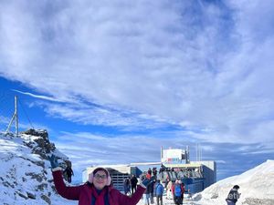 Menyentuh Salju Abadi di Mount Titlis, Swiss