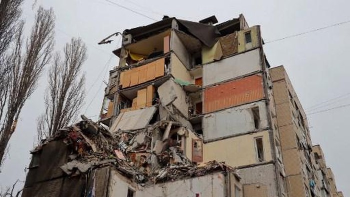 This photograph taken on March 2, 2024, shows a heavily damaged multi-story apartment building, following a Russian drone attack, in Odesa. (Photo by Oleksandr GIMANOV / AFP)
