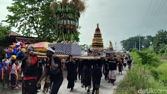 Kirab oleh ribuan umat Hindu mengawali Upacara Melasti di Umbul Geneng, Minggu (3/3/2024).