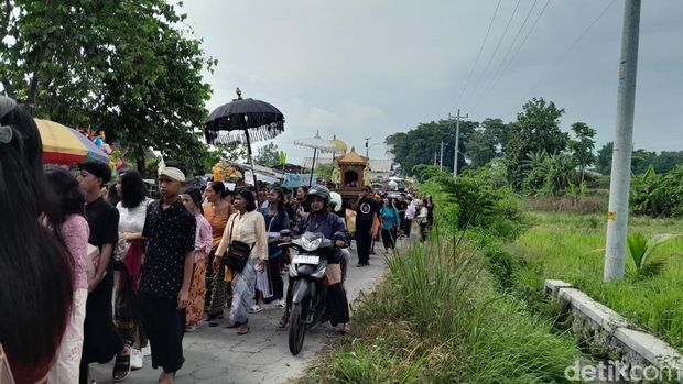 Kirab oleh ribuan umat Hindu mengawali Upacara Melasti di Umbul Geneng, Minggu (3/3/2024).