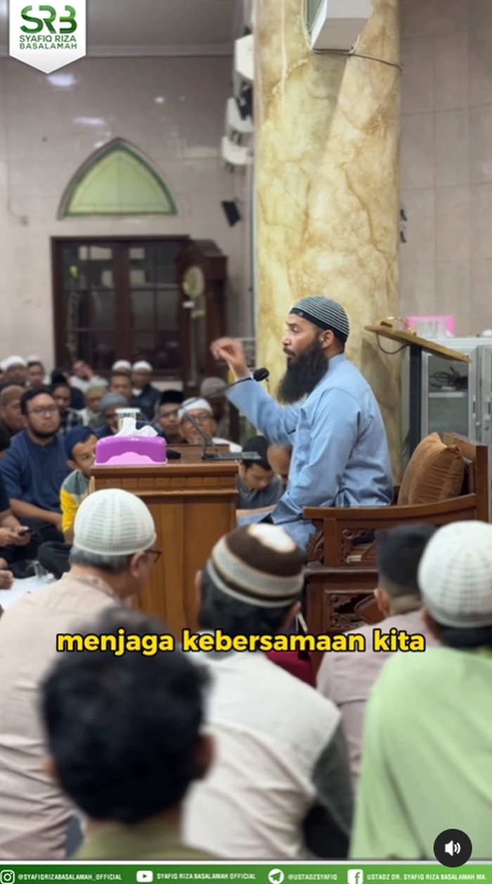 Ustaz Riza Basalamah mengisi kajian di Surabaya.