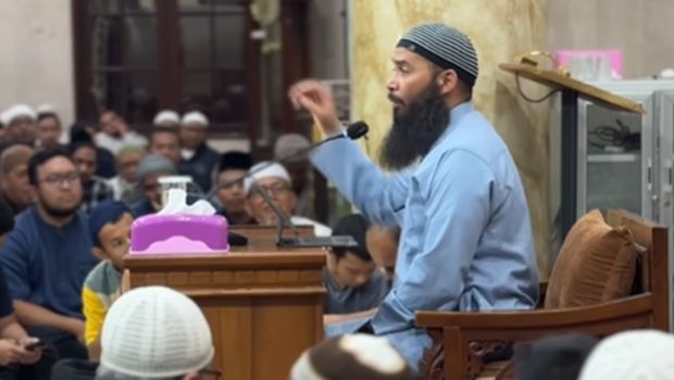 Ustaz Riza Basalamah mengisi kajian di Surabaya.