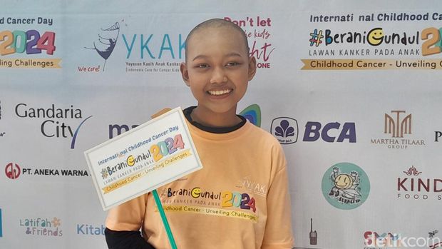 Virda Septiani (13), pengidap limfoma stadium 4 Virda Septiani (13), pengidap limfoma stadium 4 bersama sang ibu, Rini Anggraini. Foto Virda tanpa penutup kepala telah mendapat persetujuan orang tua.