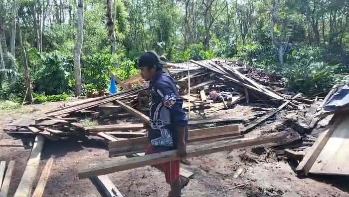 Warga membersihkan sisa-sisa tempat wisata yang dirusak kawanan gajah.