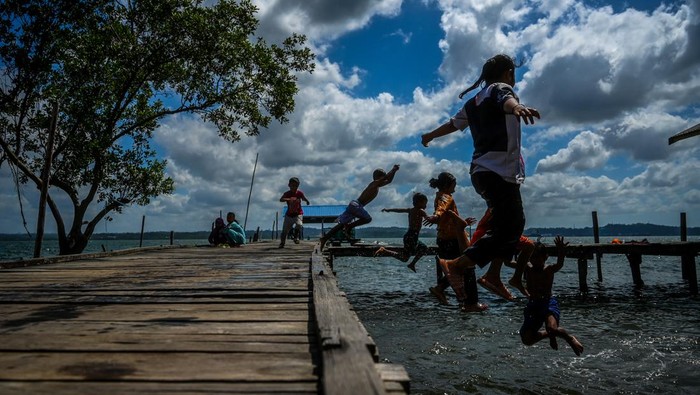 Warga Pantai Lango Harap Berkah dari Pembangunan IKN Nusantara Foto udara suasana permukiman warga di Pantai Lango, Kabupaten Penajam Paser Utara, Kalimantan Timur, Sabtu (17/2/2024). Masyarakat Pantai Lango mendukung pembangunan Ibu Kota Negara (IKN) Nusantara dan berharap pemerintah tidak merelokasi mereka karena dampak sejumlah pembangunan yang saat ini berlangsung seperti bandara VVIP, jalan tol dan pelabuhan. ANTARA FOTO/Rivan Awal Lingga/Spt.