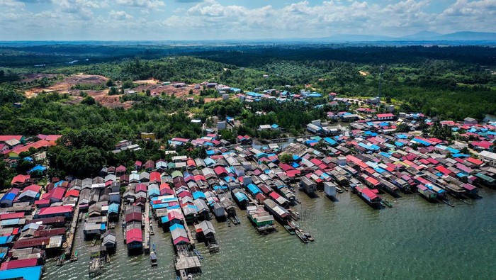 Foto udara suasana permukiman warga di Pantai Lango, Kabupaten Penajam Paser Utara, Kalimantan Timur, Sabtu (17/2/2024). Masyarakat Pantai Lango mendukung pembangunan Ibu Kota Negara (IKN) Nusantara dan berharap pemerintah tidak merelokasi mereka karena dampak sejumlah pembangunan yang saat ini berlangsung seperti bandara VVIP, jalan tol dan pelabuhan. ANTARA FOTO/Rivan Awal Lingga/Spt.