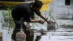 Warga Tetap Ziarah Makam Meski TPU Semper Kebanjiran