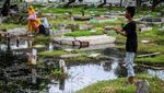 Warga Tetap Ziarah Makam Meski TPU Semper Kebanjiran