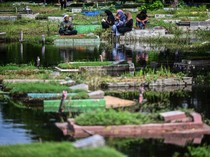 Warga Tetap Ziarah Makam Meski TPU Semper Kebanjiran