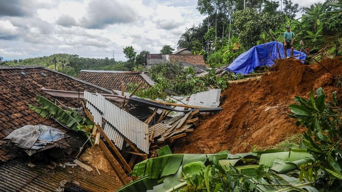 Warga bergotong-royong mencari barang-barang yang tertimbun longsoran tanah di Desa Ciherang, Lebak, Banten, Senin (4/3/2024). BPBD Kabupaten Lebak mencatat sebanyak sembilan rumah mengalami kerusakan, dua di antaranya hilang dan tiga lumbung padi rusak akibat bencana tanah longsor yang disebabkan hujan deras terjadi di kawasan tersebut pada Minggu (3/3/2024). ANTARA FOTO/Muhammad Bagus Khoirunas/nym.