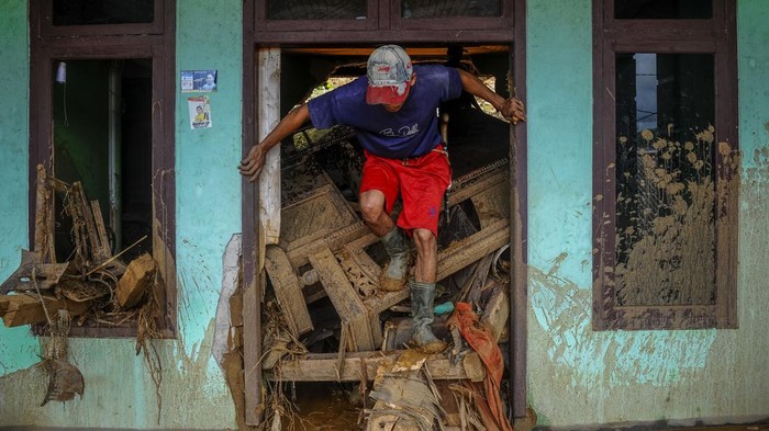 9 Rumah di Desa Ciherang Lebak Jadi Korban Longsor Warga bergotong-royong mencari barang-barang yang tertimbun longsoran tanah di Desa Ciherang, Lebak, Banten, Senin (4/3/2024). BPBD Kabupaten Lebak mencatat sebanyak sembilan rumah mengalami kerusakan, dua di antaranya hilang dan tiga lumbung padi rusak akibat bencana tanah longsor yang disebabkan hujan deras terjadi di kawasan tersebut pada Minggu (3/3/2024). ANTARA FOTO/Muhammad Bagus Khoirunas/nym.