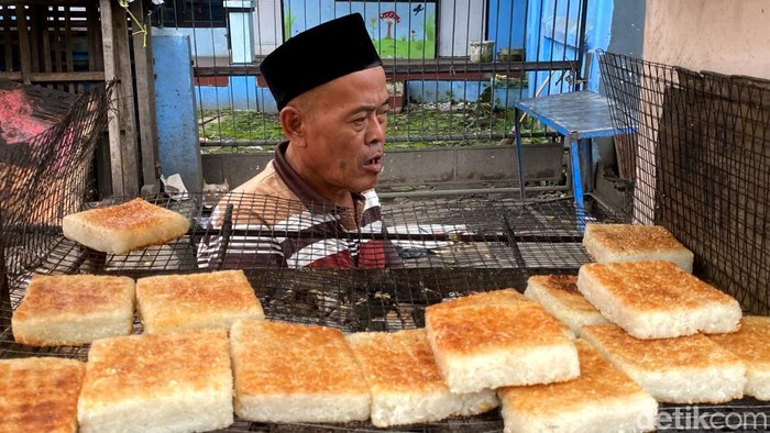 Abah Agum (70) penjual ketan bakar di Kota Bandung keluhkan harga beras ketan naik