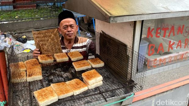 Abah Agum (70) penjual ketan bakar di Kota Bandung keluhkan harga beras ketan naik