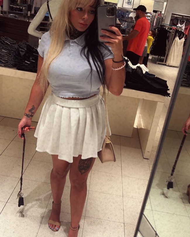 Wanita 28 tahun itu ditangkap polisi dua kali yakni pada April 2023 kemudian terkena kasus lagi saat akhir tahun. Karena itu, momen viral ini ingin dimanfaatkan Abbie untuk membayar utang dan memulai hidup baru.  Foto: Instagram Abbie Newman