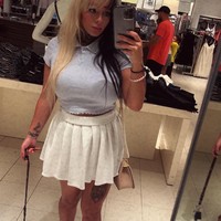 Wanita 28 tahun itu ditangkap polisi dua kali yakni pada April 2023 kemudian terkena kasus lagi saat akhir tahun. Karena itu, momen viral ini ingin dimanfaatkan Abbie untuk membayar utang dan memulai hidup baru.  Foto: Instagram Abbie Newman