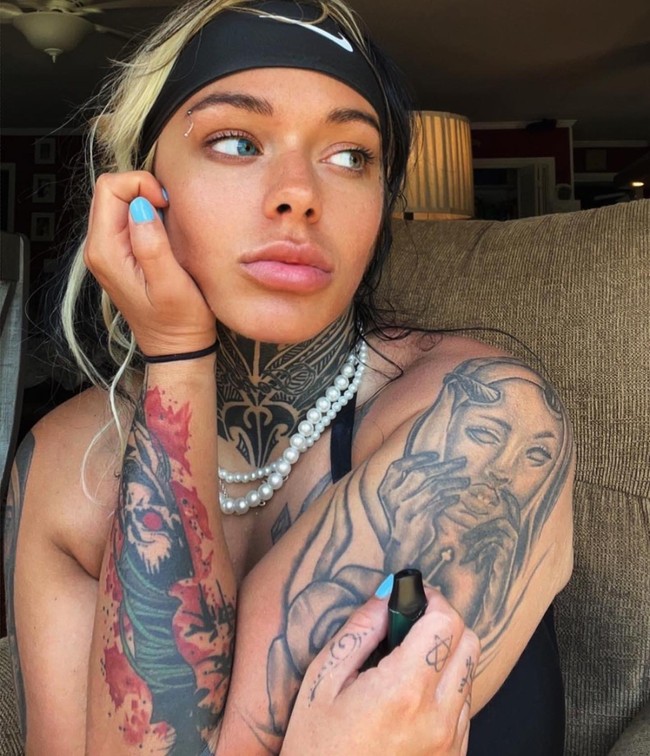 Berkat ketenarannya, ibu satu anak itu menghasilkan $ 24.000 (Rp 376 jutaan) dalam seminggu dari konten-konten eksklusifnya. Hal tersebut disyukurinya setelah melalui berbagai kejadian kurang menyenangkan. Foto: Instagram Abbie Newman