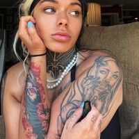 Berkat ketenarannya, ibu satu anak itu menghasilkan $ 24.000 (Rp 376 jutaan) dalam seminggu dari konten-konten eksklusifnya. Hal tersebut disyukurinya setelah melalui berbagai kejadian kurang menyenangkan. Foto: Instagram Abbie Newman