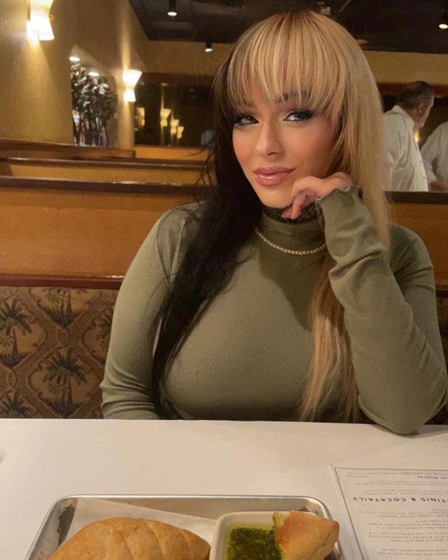 Aku sangat depresi sebelum ditangkap. Aku melalui banyak hal. Aku baru saja keguguran dan merasa bukan diriku sendiri. Aku berantakan. Sebenarnya masuk penjara merugikanku secara finansial tapi juga menyelamatkan hidupku, ujarnya. Foto: Instagram Abbie Newman