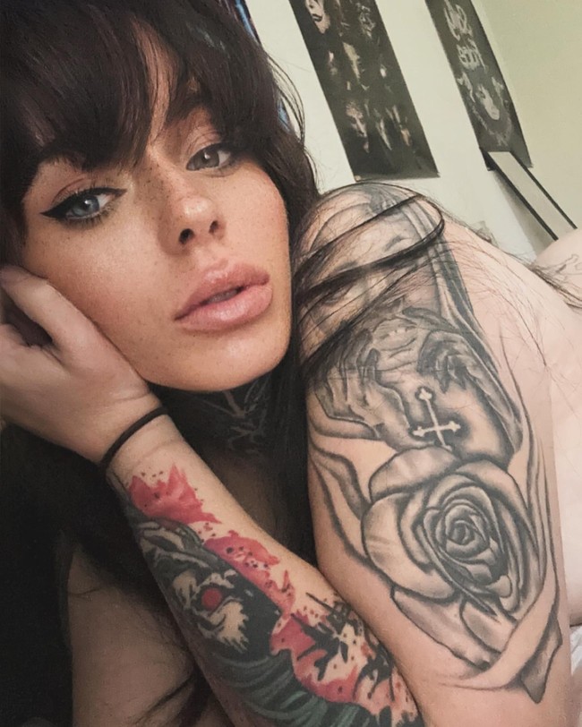 Seorang wanita bernama Abbie Newman tiba-tiba terkenal setelah ditangkap polisi. Kedapatan mencuri, ia malah disebut sebagai pencuri hati. Foto: Instagram Abbie Newman