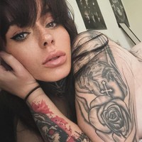 Seorang wanita bernama Abbie Newman tiba-tiba terkenal setelah ditangkap polisi. Kedapatan mencuri, ia malah disebut sebagai pencuri hati. Foto: Instagram Abbie Newman