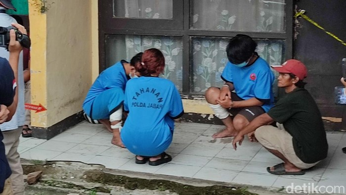 Adegan para tersangka sedang makan nasi liwet di bengkel.