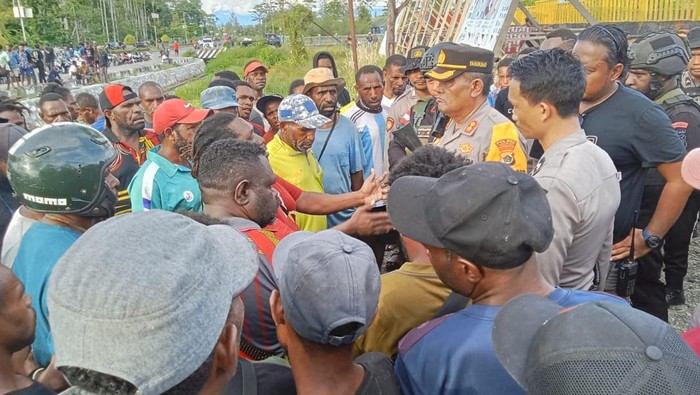 Kapolres Yahukimo AKBP Heru Hidayanto saat berusaha meredam massa. (Dok. Istimewa).