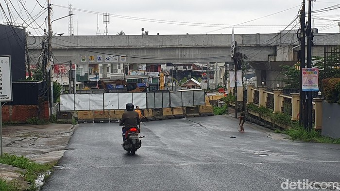 Akses Jalan Angkatan 66 di dekat Flyover Sekip Ujung ditutup imbas pekerjaan jalan.