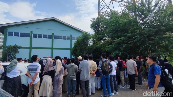 Suasana evakuasi mahasiswi yang naik ke atas tower di Unissula, Semarang, Senin (4/3/2024).