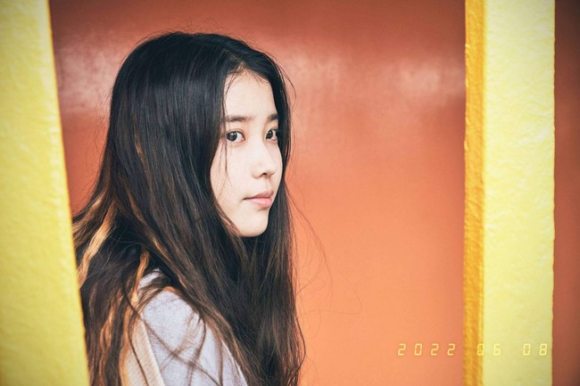 IU alias Lee Ji Eun memiliki karier akting yang menjanjikan, meskipun debut sebagai penyanyi. Film yang dibintanginya, Broker ditayangkan perdana di Cannes Film Festival 2022. Setelah pemutaran film Broker, para hadirin memberikan tepuk tangan meriah yang berlangsung selama 12 menit. Foto: Instagram
