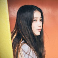 IU alias Lee Ji Eun memiliki karier akting yang menjanjikan, meskipun debut sebagai penyanyi. Film yang dibintanginya, Broker ditayangkan perdana di Cannes Film Festival 2022. Setelah pemutaran film Broker, para hadirin memberikan tepuk tangan meriah yang berlangsung selama 12 menit. Foto: Instagram