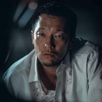 Son Suk Ku mendapat pengakuan sebagai calon aktor A-list Korea Selatan setelah membintangi film The Roundup bersama seniornya, Ma Dong Seok. Dalam film tersebut, Son Suk Ku bertransformasi jadi penjahat kejam yang telah menculik dan membunuh orang Korea Selatan di Vietnam. Foto: Instagram